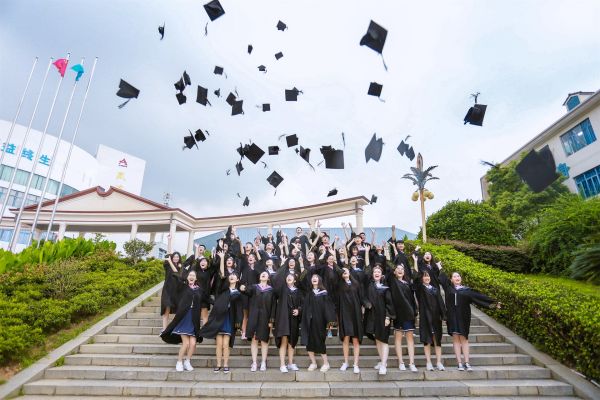 长沙同升湖学校高中学费一年多少？