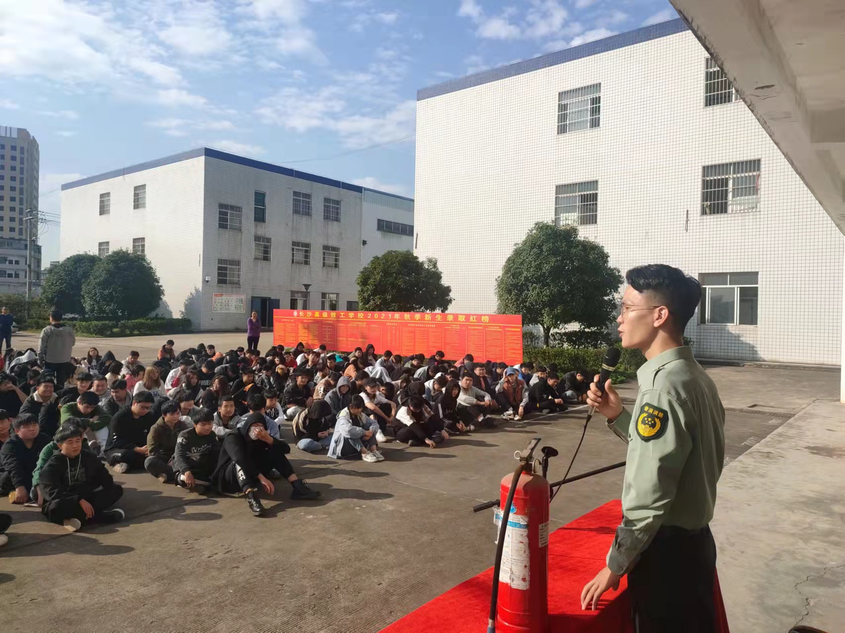 长沙高级技工学校黄花校区组织消防安全疏散演练暨冬季安全知识培训