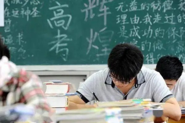 复读生的学籍在原学校还是复读学校